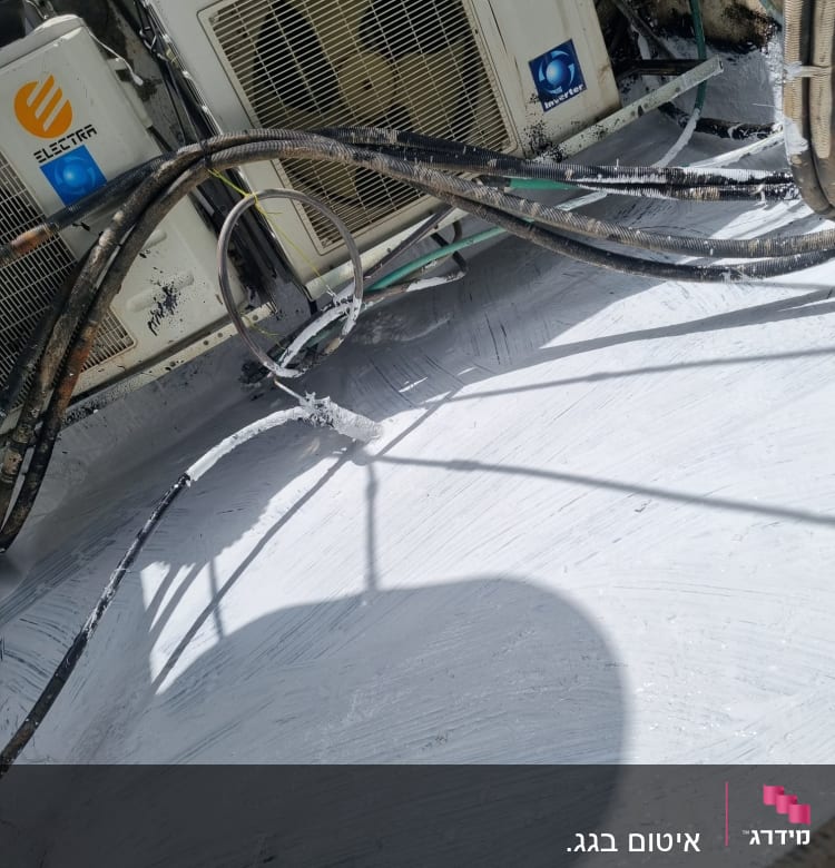 צינורות ומזגנים על גג אטום בחומר לבן